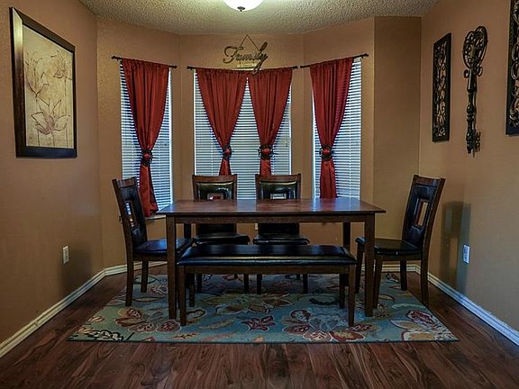 3rd image of 2824 Linden Ln