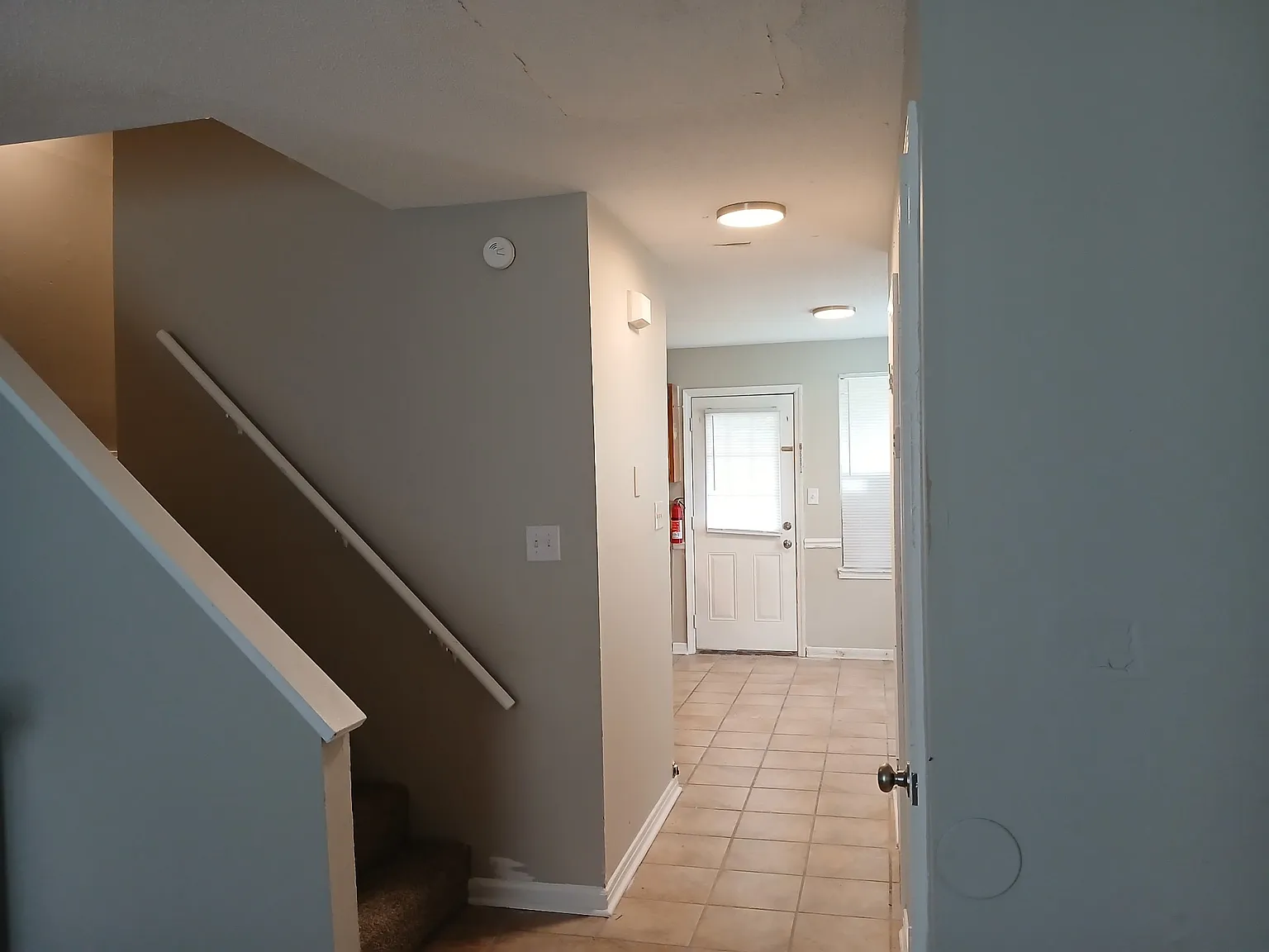 2 bed, 1.5 bath, 1056 sqft, $999 — Photo 3