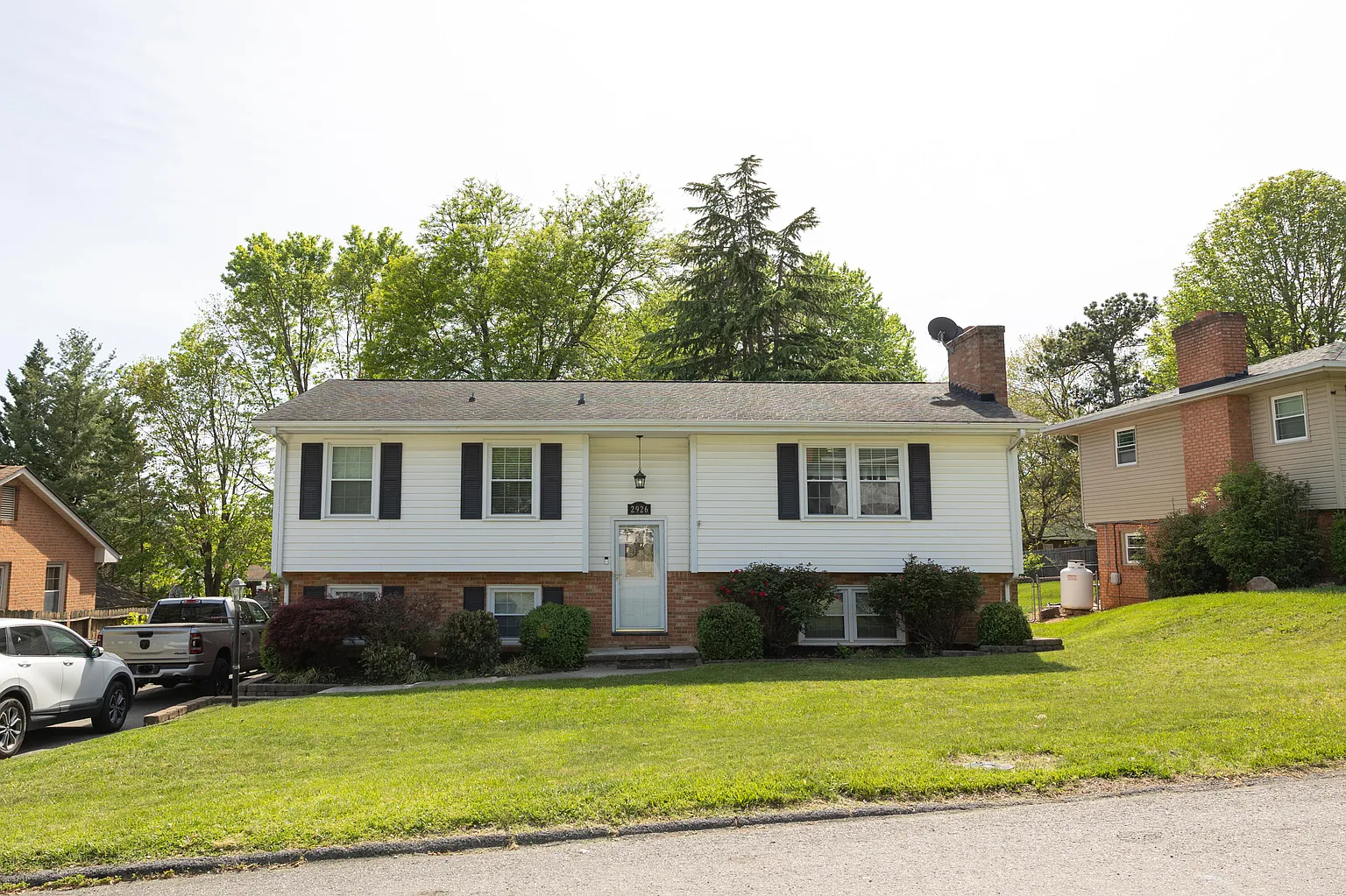 2926 Neil Dr photo 1