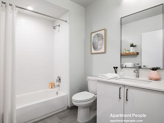 4th image of 2000 W Diversey Ave #2038302