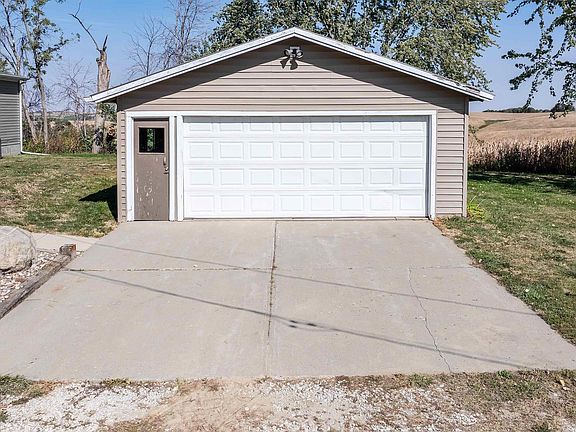 4th image of 2338 Goldfinch Ave