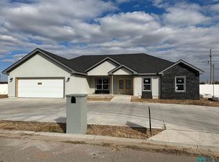 1203 Oakwood Cir, Portales, NM 88130