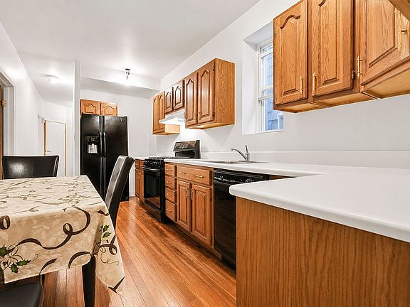 4th image of 2549 37th St