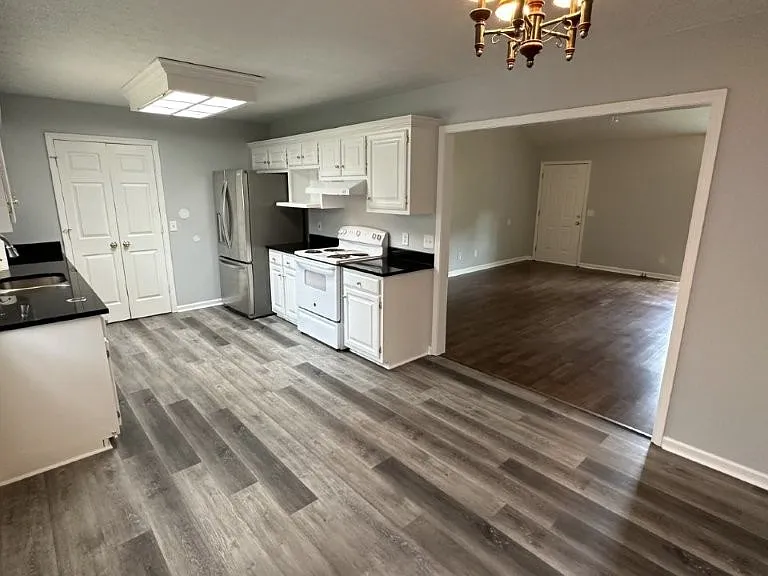 108 Roberts Dr — Photo 2