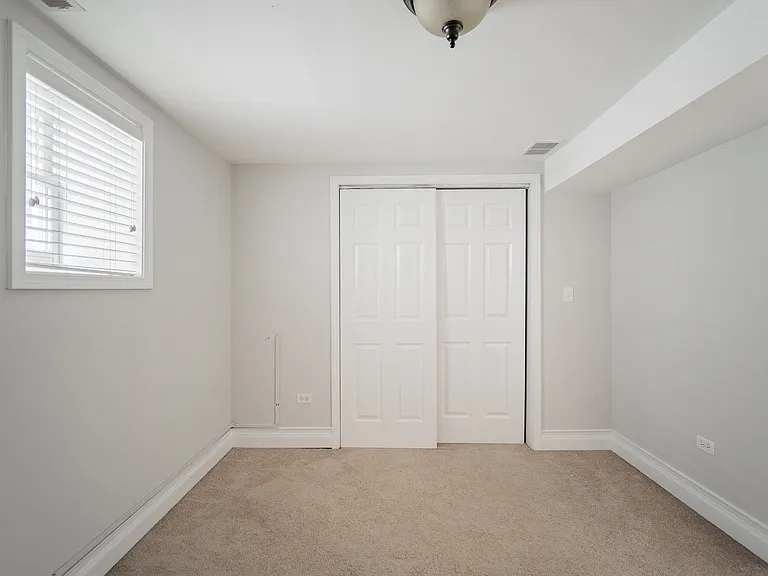 933 W Newport — Photo 23