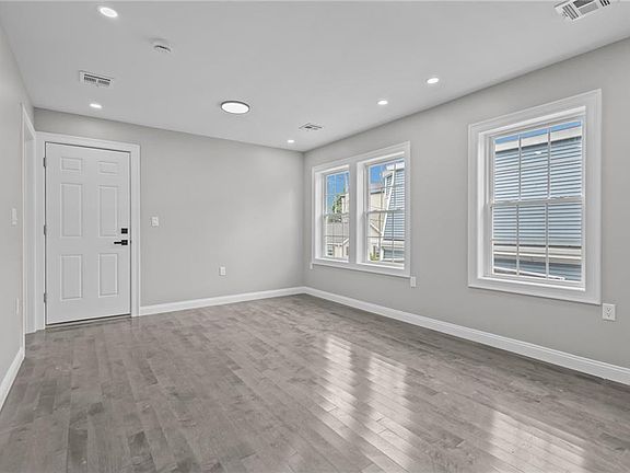 5th image of 408 Cahill St