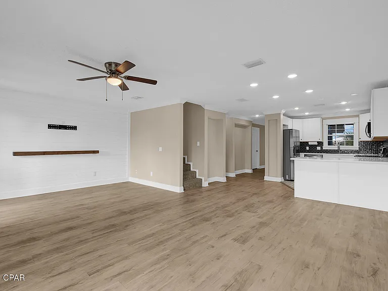 1365 Capri Dr — Photo 29