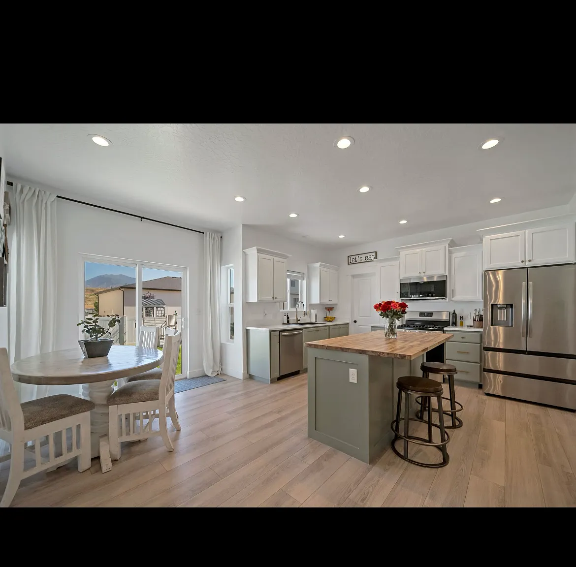 3 bed, 2.5 bath, 3200 sqft, $3,100 — Photo 4
