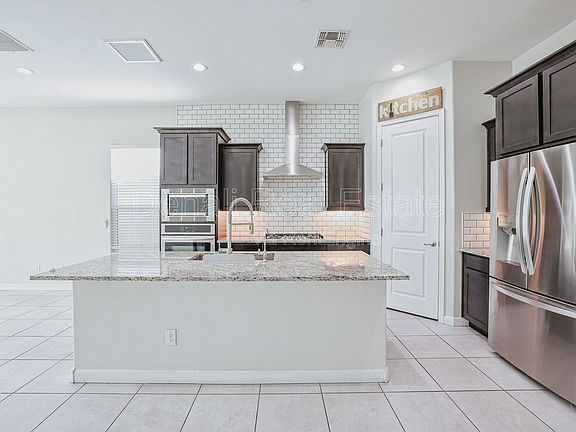 4th image of 2037 E Charlotte Dr