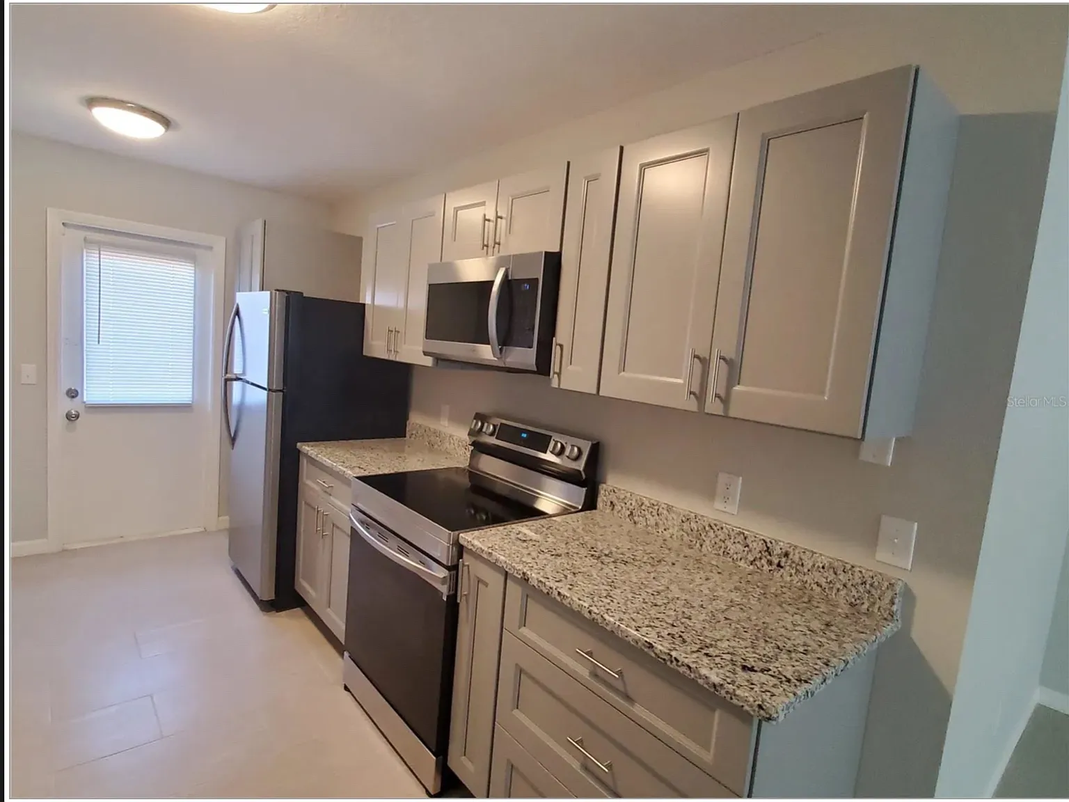449 W Rosewood Ln — Photo 4