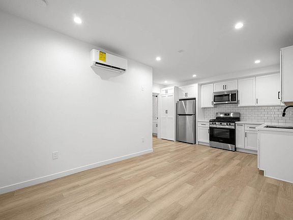 5th image of 3335 Stocker St W #1/4