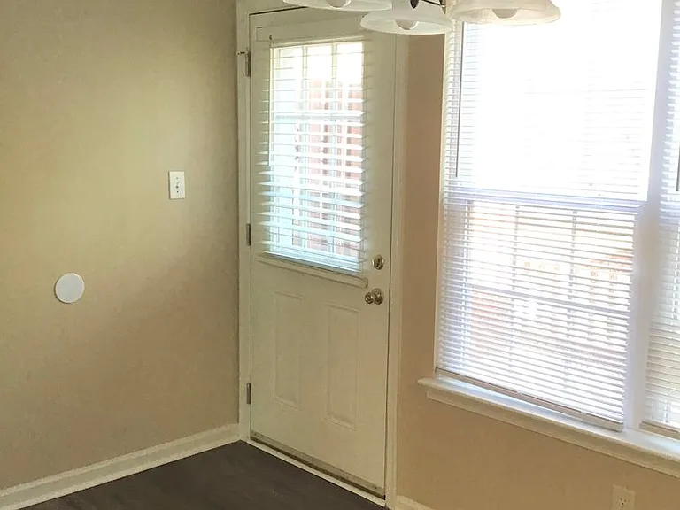 1660 Skiffes Creek Cir — Photo 13
