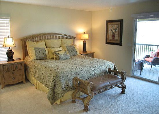 WHI5P849SD-king-master-bedroom