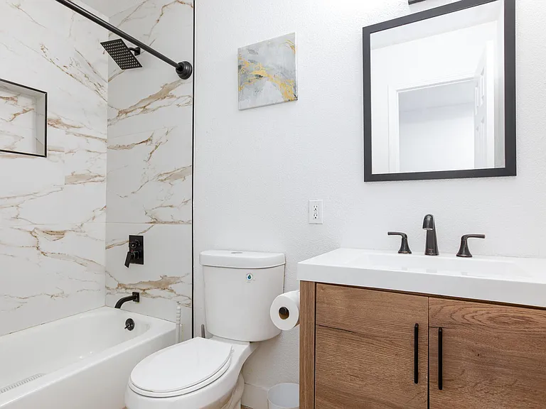 2552 Champions Cir #8 — Photo 11