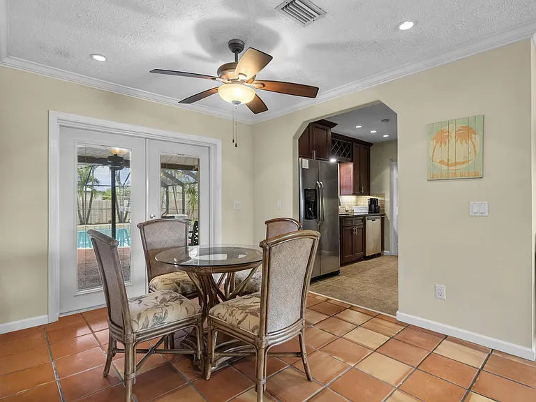 991 SE Walters Ter — Photo 9