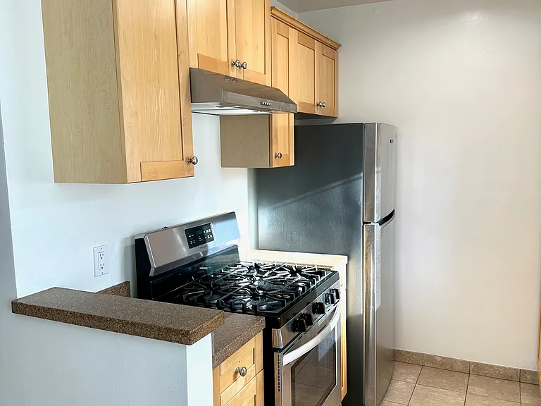962 Granville Ave #9 — Photo 6