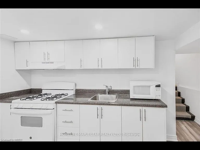 17 Villeneuve Cres — Photo 3