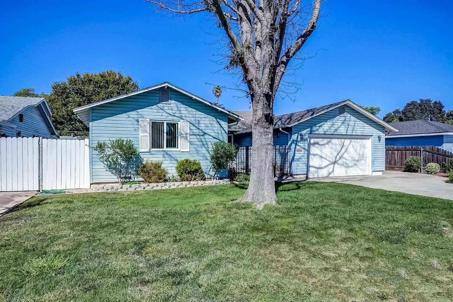 10521 Malvasia Dr photo 1