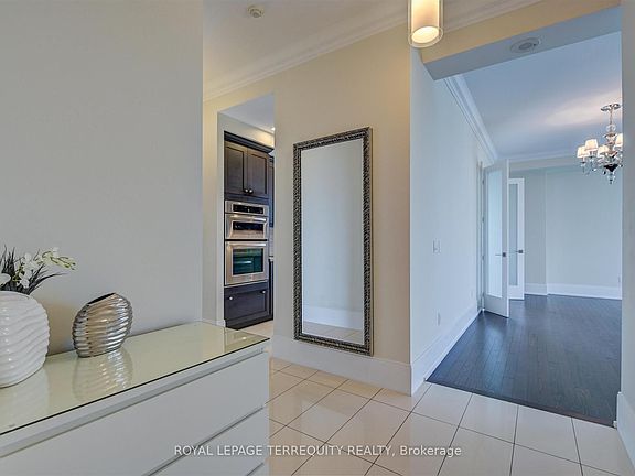 3rd image of 70 Roehampton Ave #2521