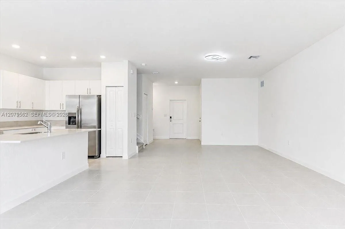 4 bed, 2500 sqft, $3,800 — Photo 4