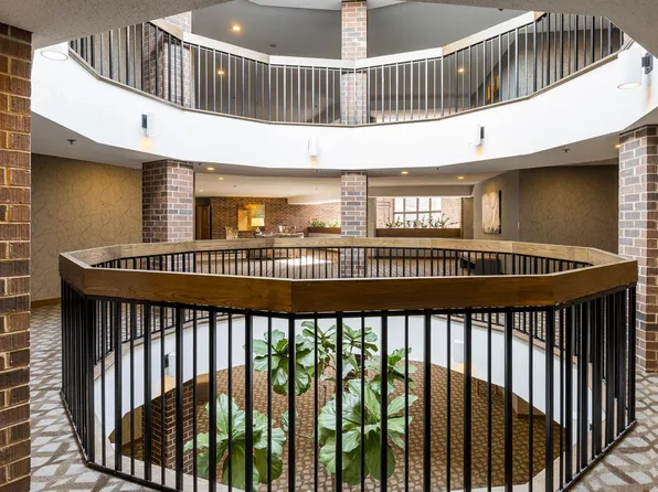 5601 Dewey Hill Rd APT 201, Edina, MN 55439