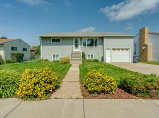 106 12th St NW, Mandan, ND 58554