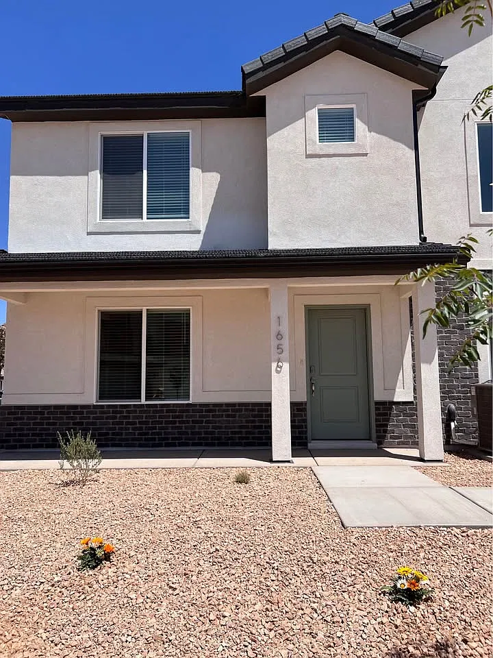 3 bed, 2.5 bath, 1372 sqft, $2,100 — Photo 1
