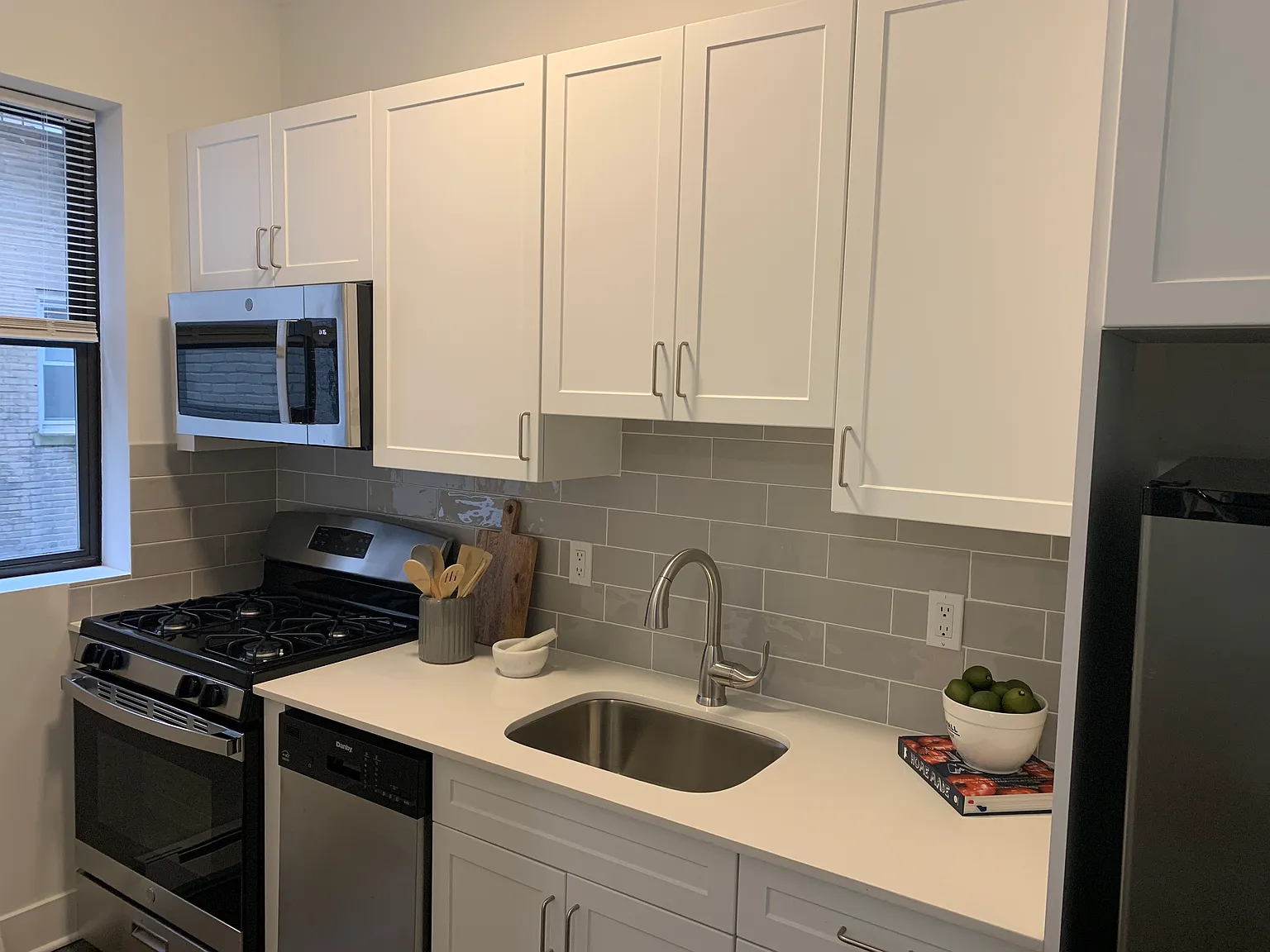 2 bed, 9999 sqft, $3,600 — Photo 2
