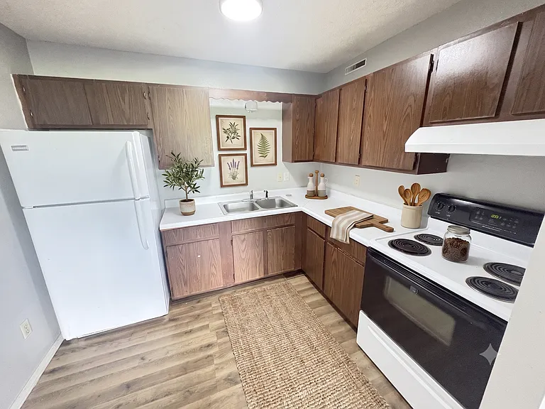 1200 Meadow Ln — Photo 2