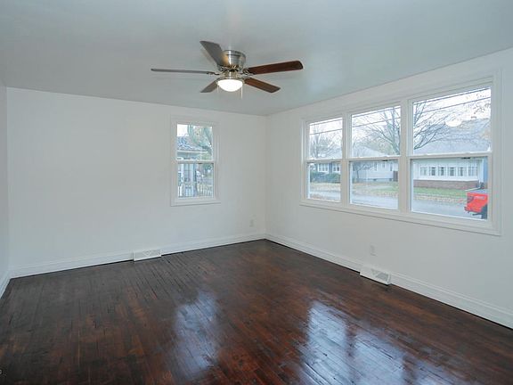 709 Constantine St-104