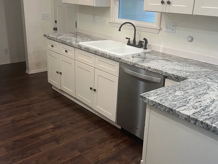 Double sink / Disposal and dish sprayer / Dishwasher