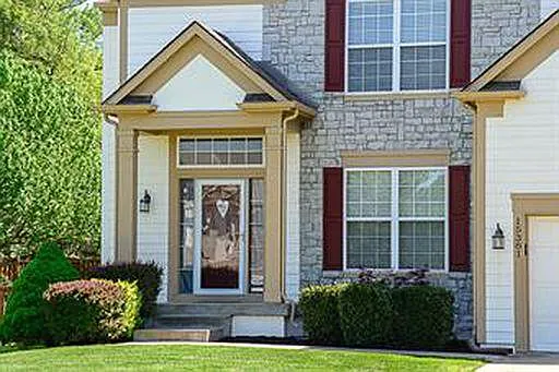 4 bed, 2.5 bath, 2326 sqft, $3,095 — Photo 2