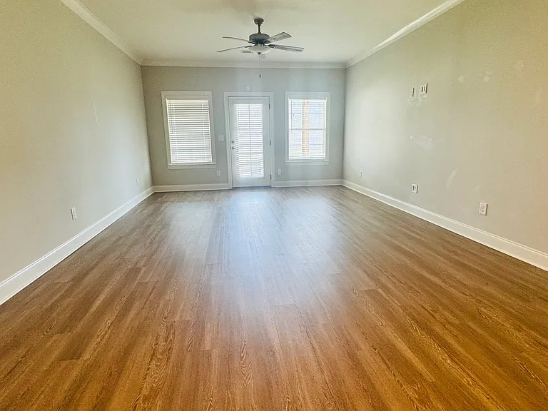 527 Cloverdale Dr — Photo 9