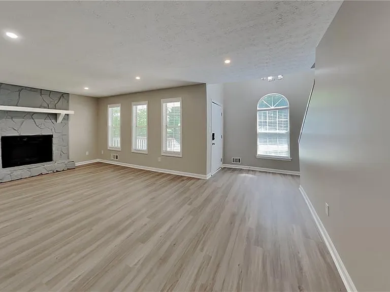 620 Gregory Manor Dr SW — Photo 3