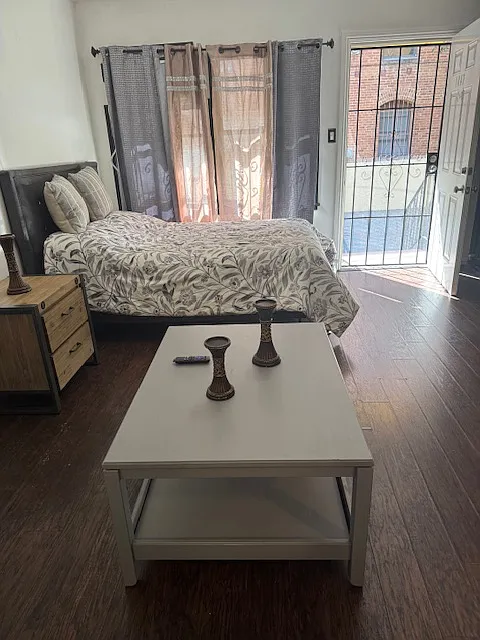 Studio, 700 sqft, $1,800 — Photo 1