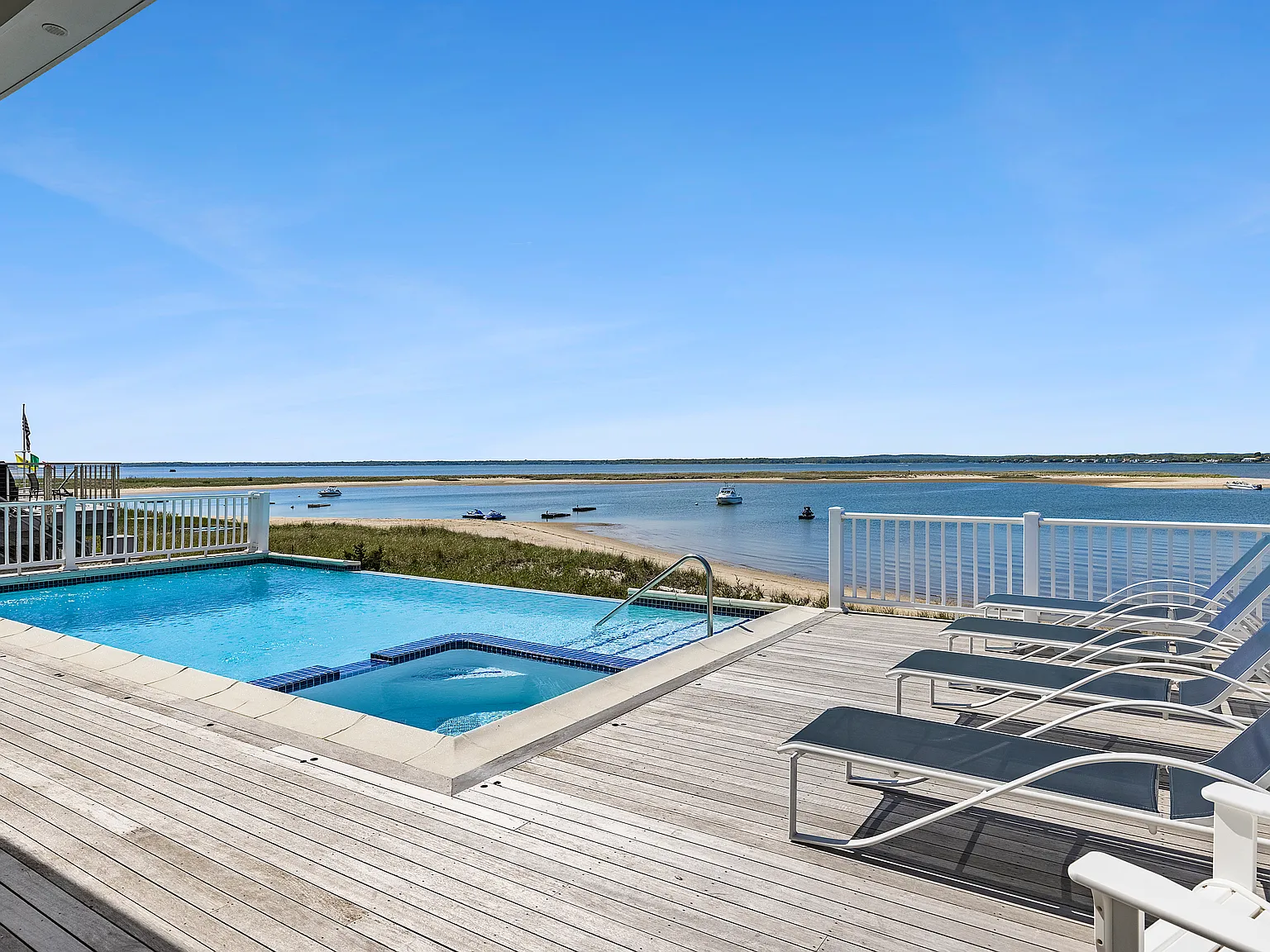 Open Bayfront With an Infinity Edge Swimming Pool ... — Photo 2