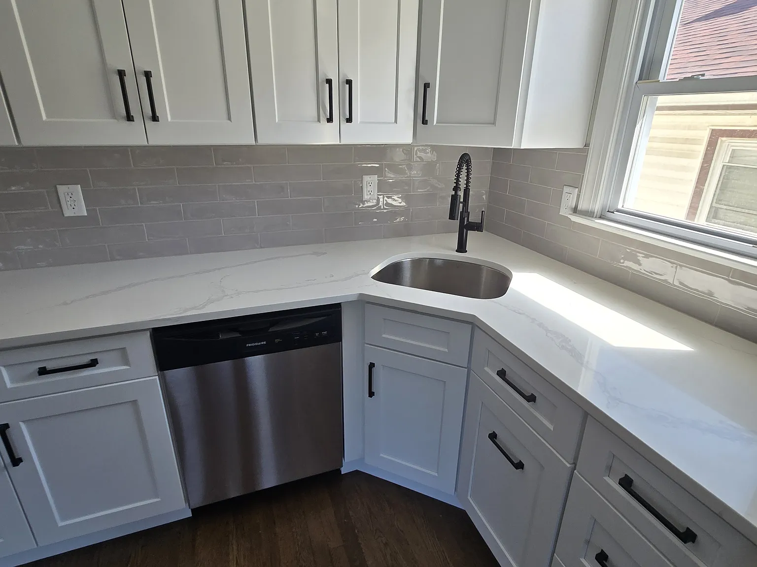 3 bed, 1.5 bath, 12500 sqft, $3,200 — Photo 1
