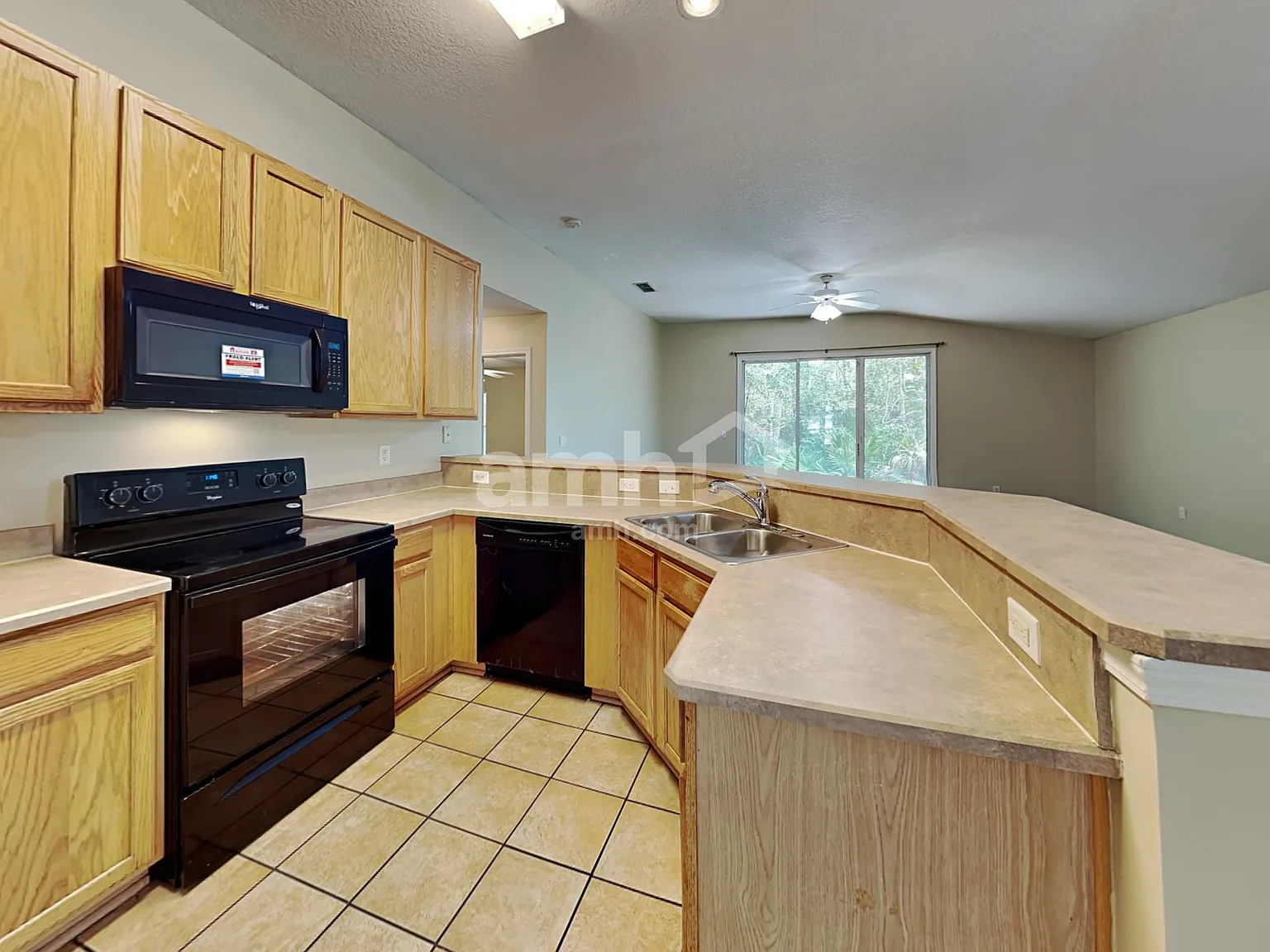 3 bed, 2.0 bath, 1937 sqft, $2,135 — Photo 3