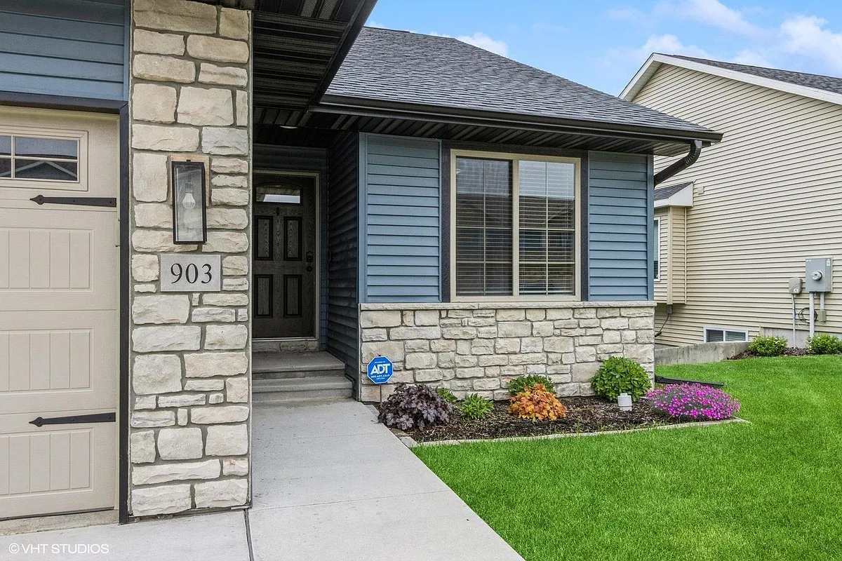 Building Photo - 903 Hillside Dr