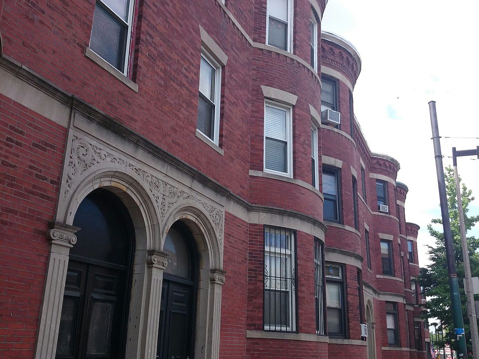 2nd image of 864 Huntington Ave