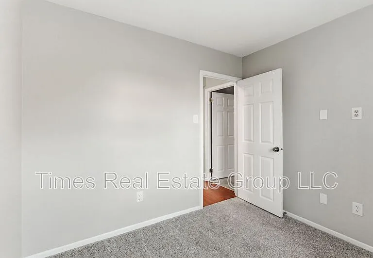 136 Brookfield Ct — Photo 22