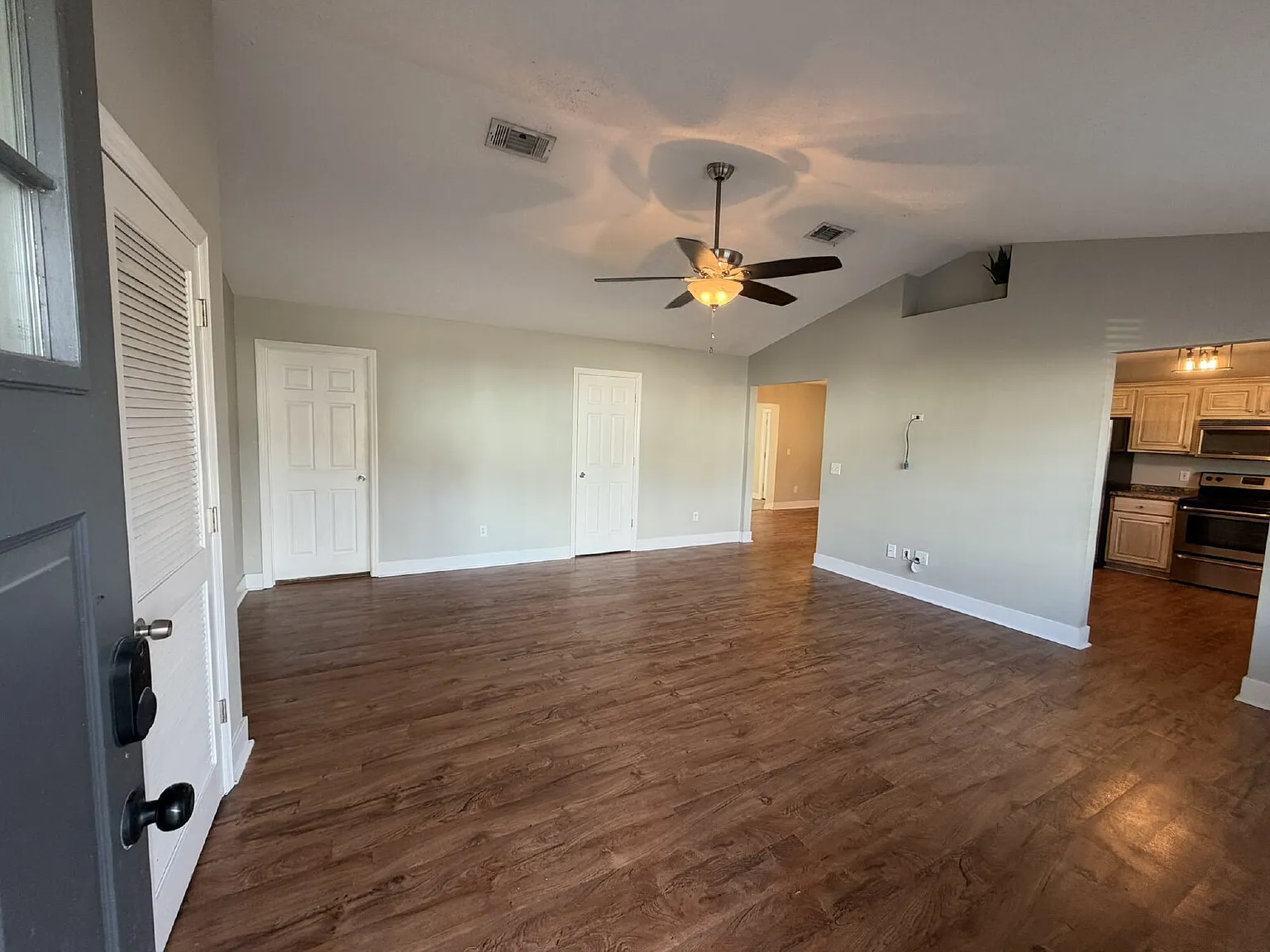 3 bed, 2.0 bath, 1619 sqft, $2,500 — Photo 2