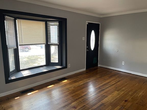 3rd image of 1523 Saint Ives Dr