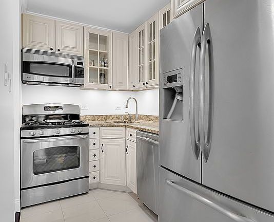 4th image of 330 E 75th St APT 4B