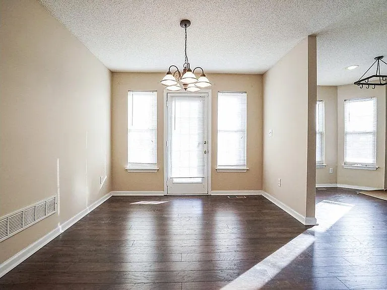 1935 Venesa Cir — Photo 42