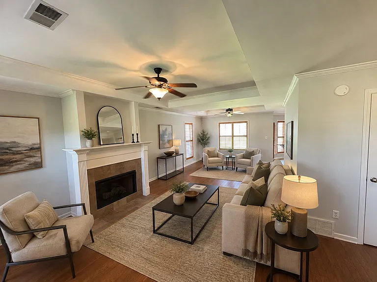 205 Hackberry Cv — Photo 2