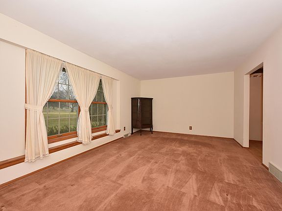4th image of 1975 Belmont Dr