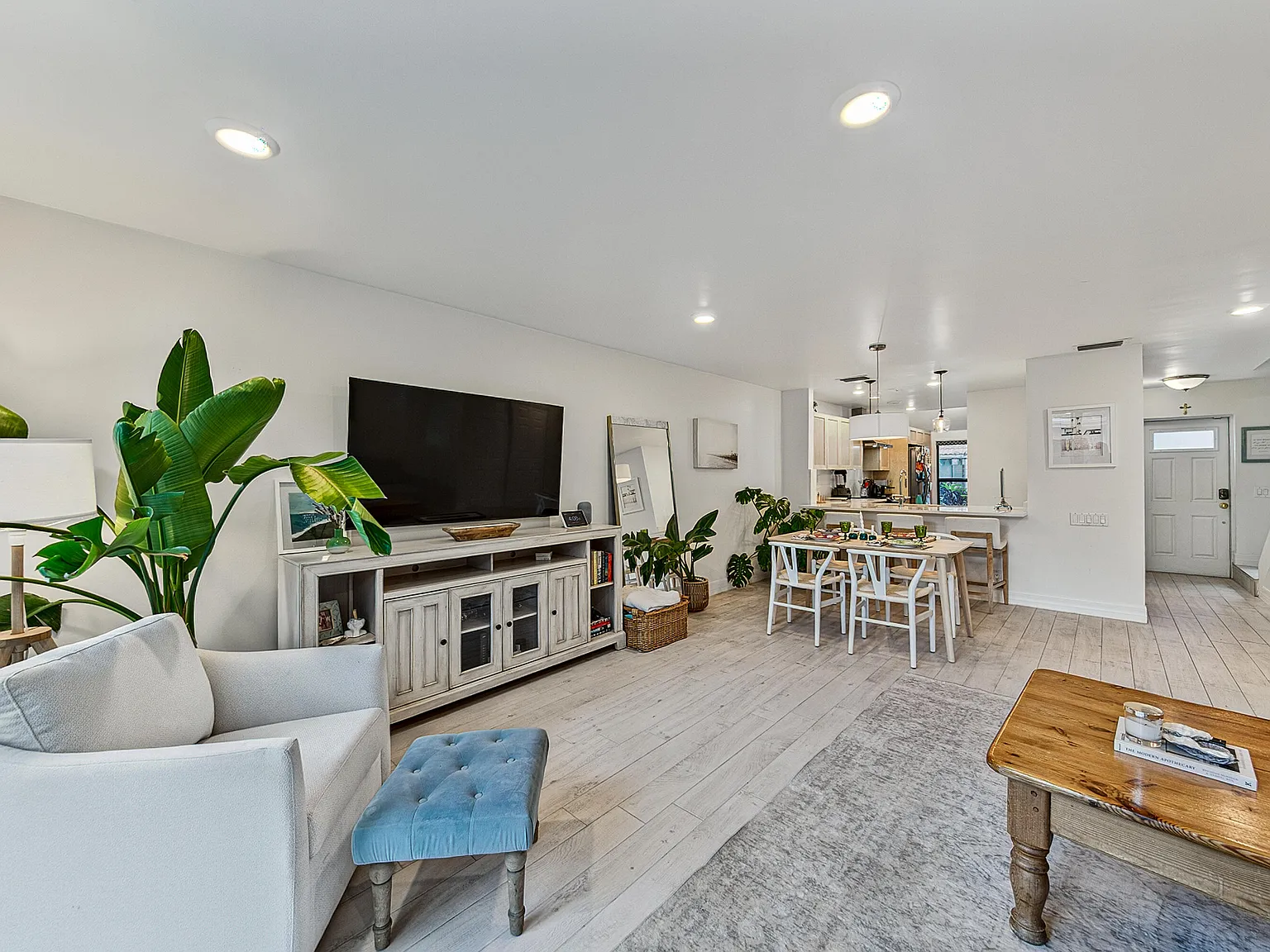 2 bed, 2.5 bath, 1250 sqft, $3,850 — Photo 3