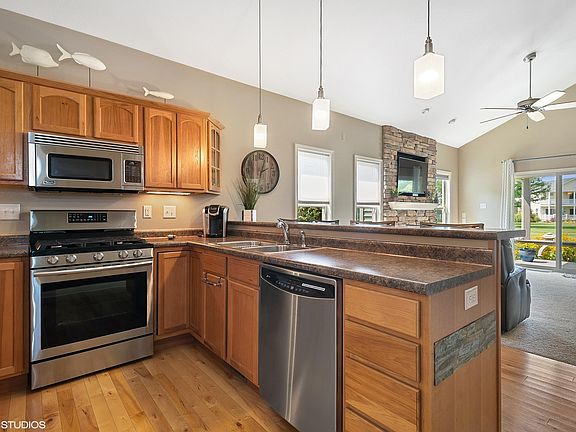 5th image of 414 Island Pointe Dr
