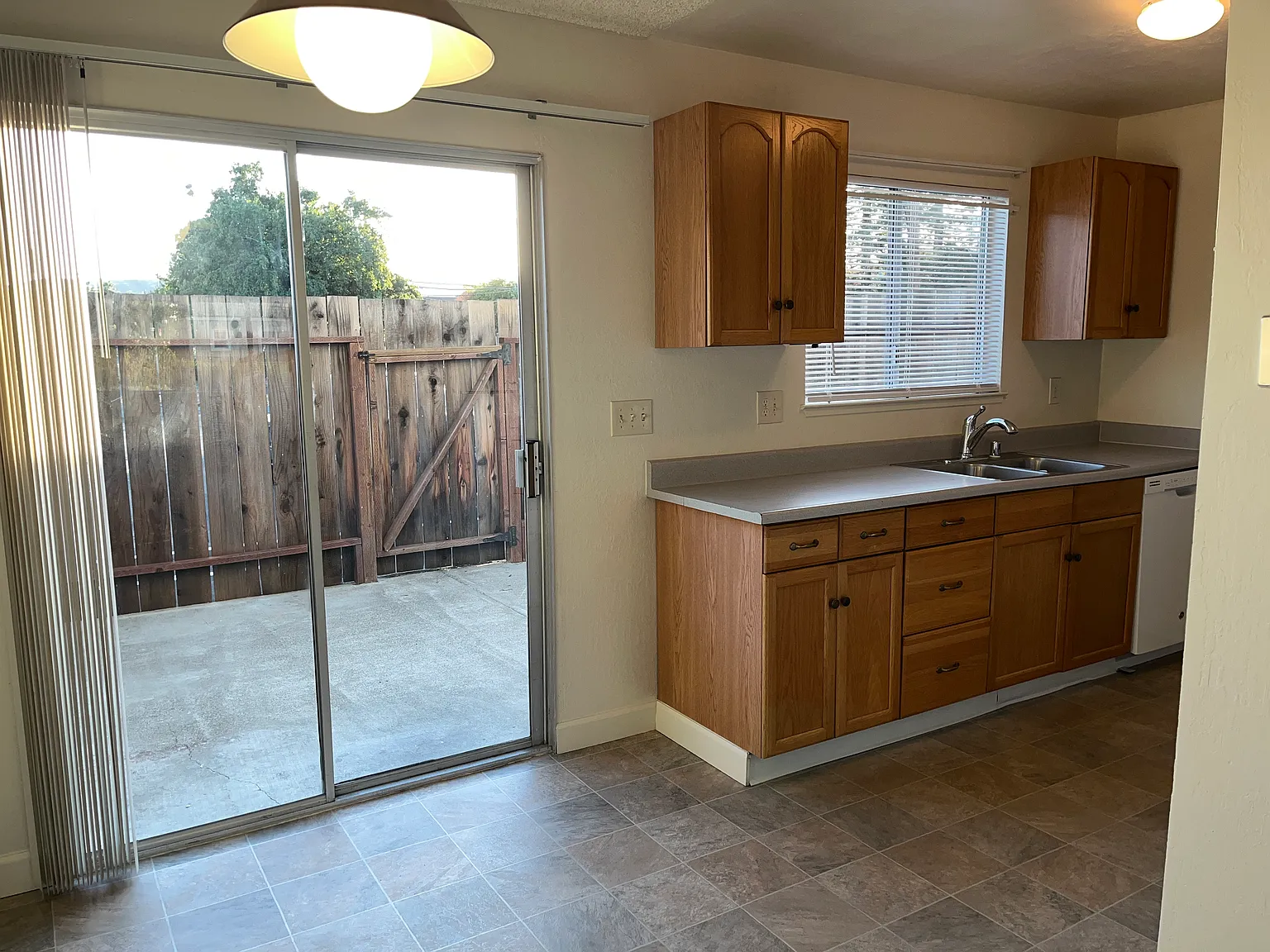 2 bed, 1.5 bath, 1000 sqft, $2,300 — Photo 3
